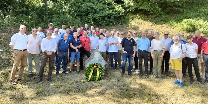 Foto ricordo dei partecipanti davanti al Cippo dedicato a Gunther Klass