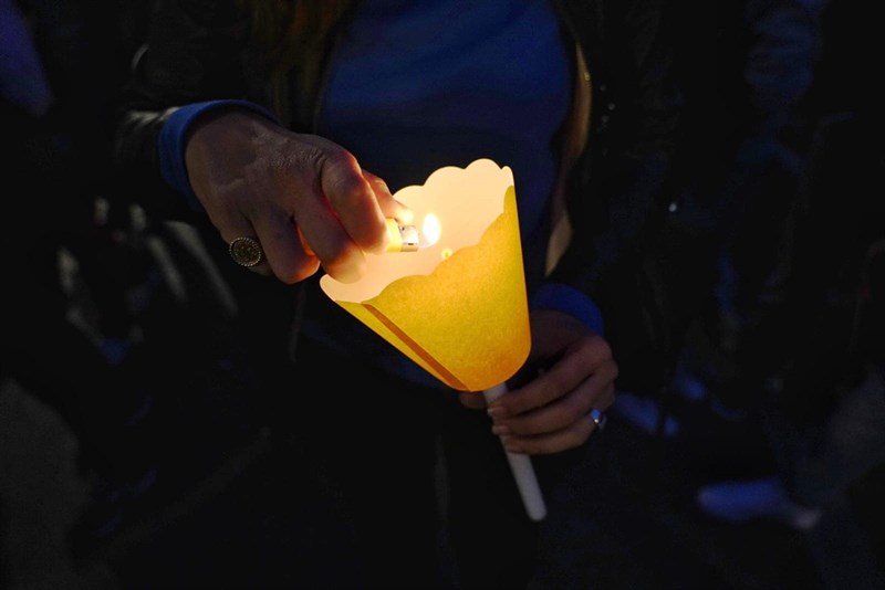 Un momento della fiaccolata della pace di ieri sera