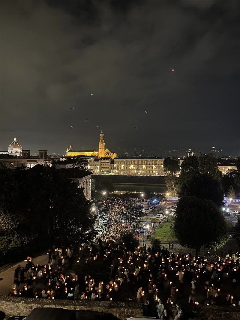 Un momento della fiaccolata della pace di ieri sera