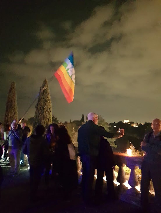 Un momento della fiaccolata della pace di ieri sera