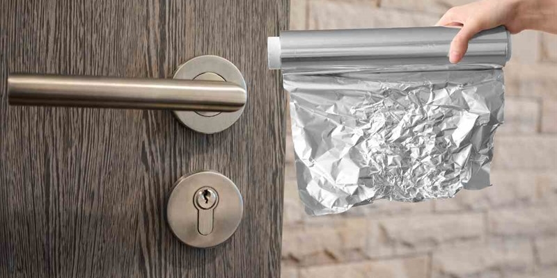 Carta stagnola sulle maniglie delle porte