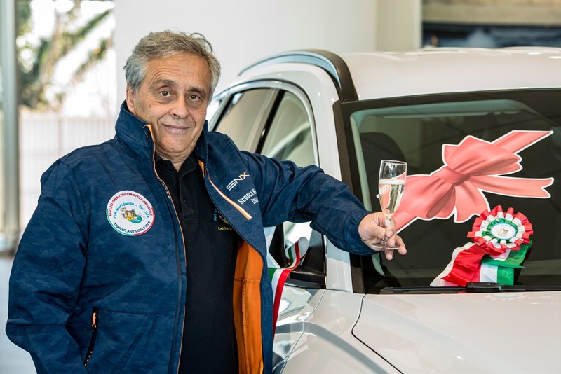 Il presidente Massimo Pieraccini riceve il regalo