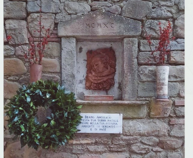 La corona davanti al tabernacolo che ricorda il Beato Angelico