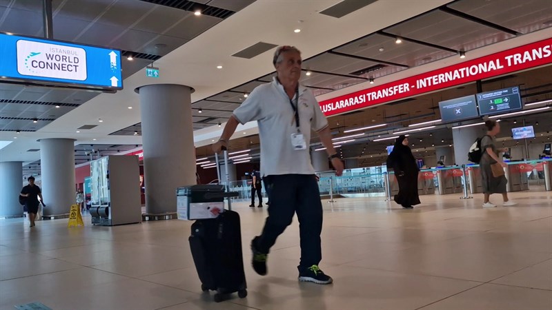 Massimo mentre percorre i corridoi dell'aeroporto