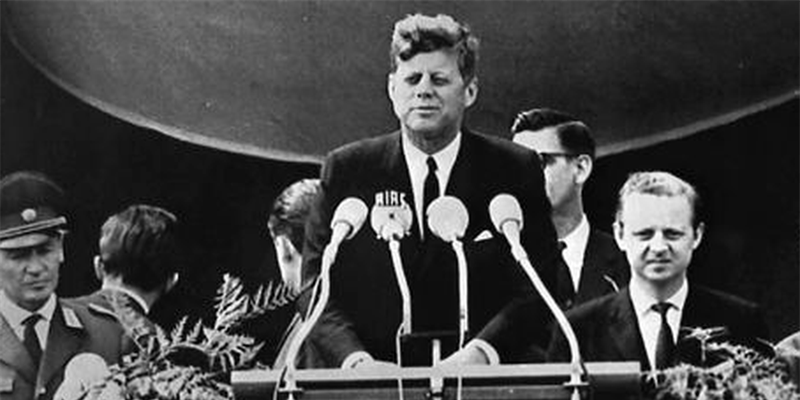 1963 - Kennedy davanti al muro di Berlino e il suo famoso discorso