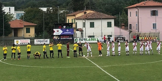 L'ingresso in campo delle due squadre