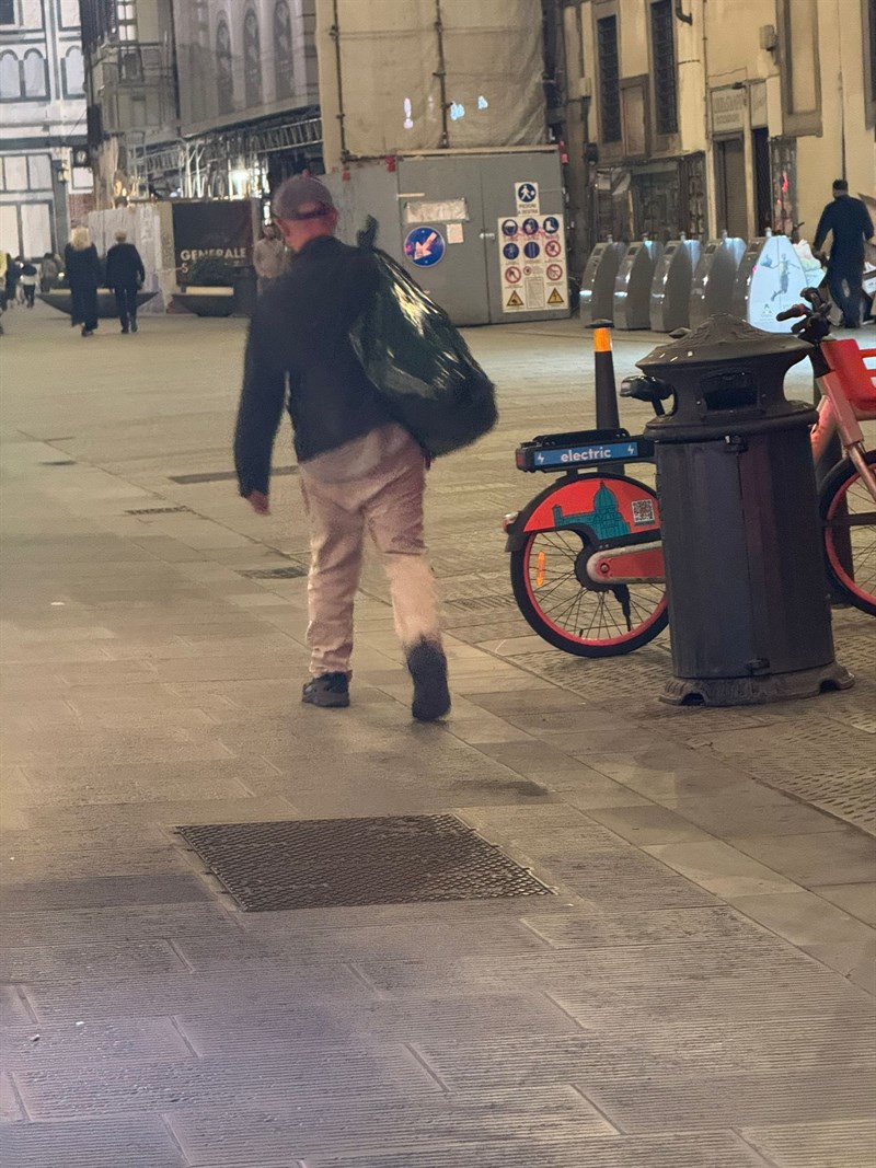 Il folle che si allontana