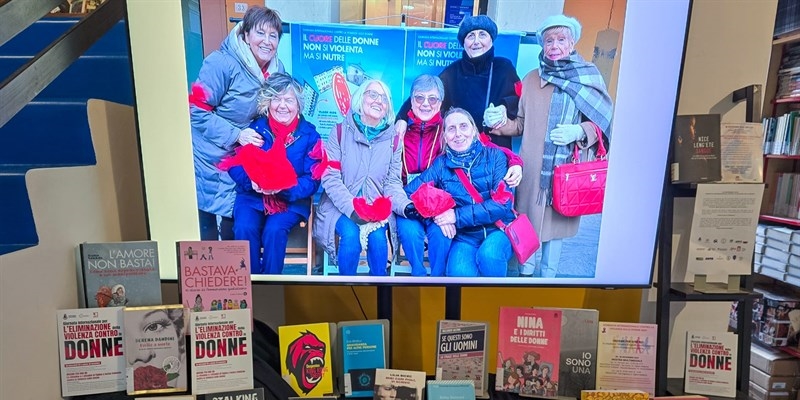 Biblioteca scaffale tematico contro la violenza sulle donne a Figline