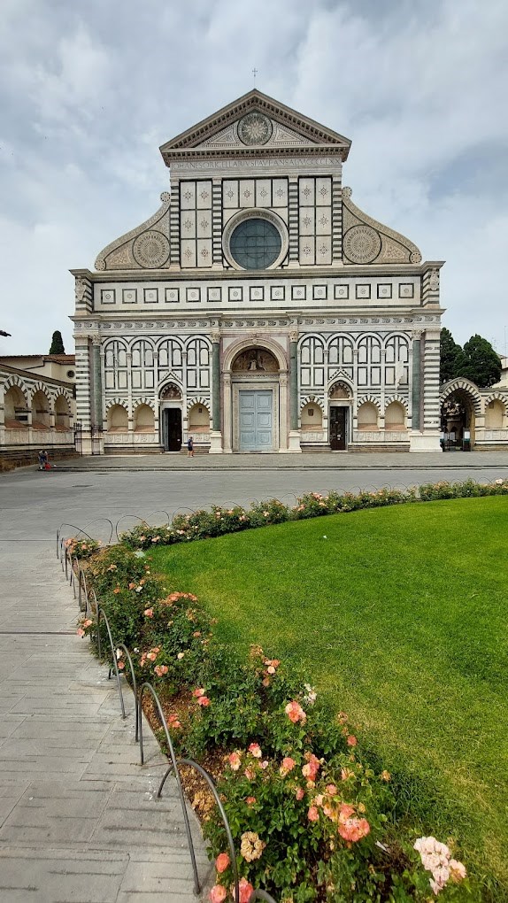 La facciata della Basilica di Santa Maria Novella, opera di Leon Battista Alberti. 