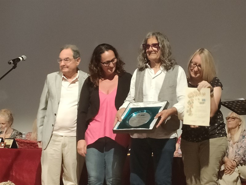 Carlo Ciucchi “picchio” dopo aver ricevuto il  prestigioso “Premio alla Carriera”