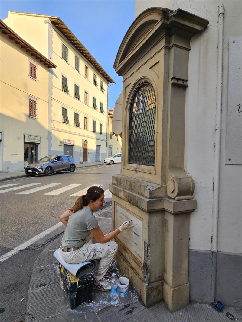 La restauratrice Cristina Monti riporta alla luce la vecchia
scritta sulla lapide.