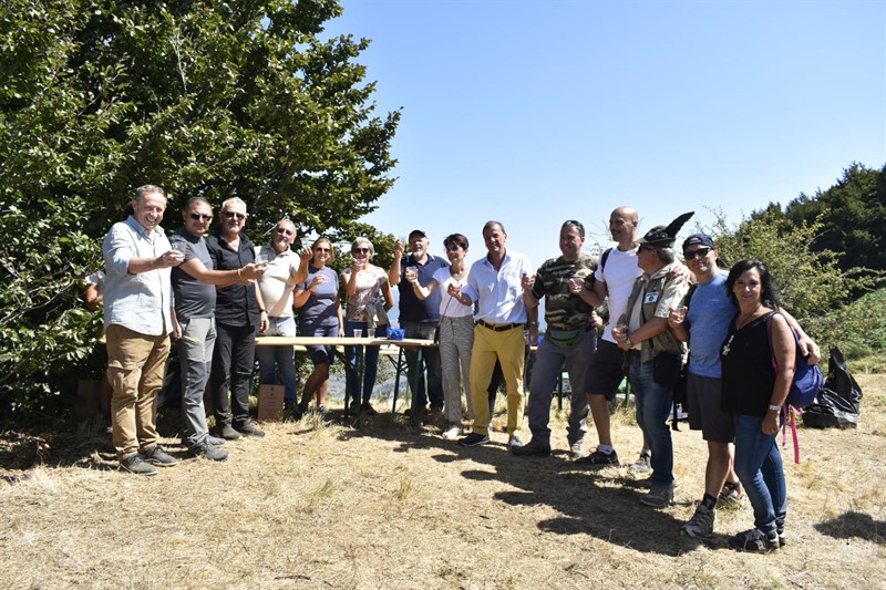 I tre sindaci con i partecipanti alla manifestazione dopo la commemorazione 