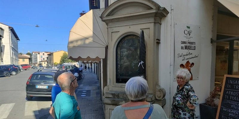 Alcuni borghigiani davanti al tabernacolo vandalizzato