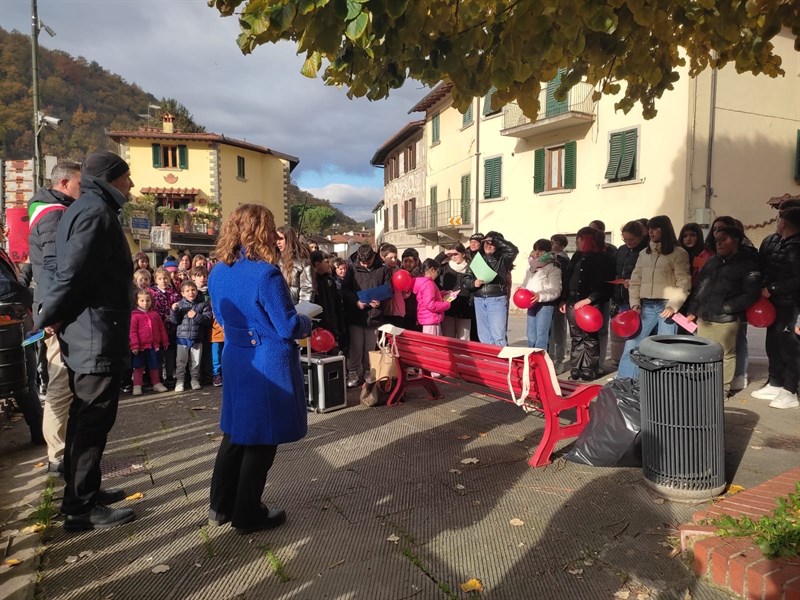 L'evento di sensibilizzazione sulla Giornata internazionale contro la violenza alle donne realizzato dagli alunni delle medie e della primaria dell' ICS Desiderio da Settignano