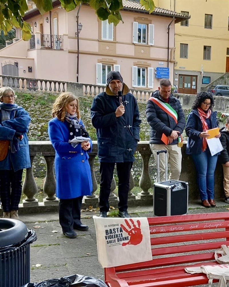 L'evento di sensibilizzazione sulla Giornata internazionale contro la violenza alle donne realizzato dagli alunni delle medie e della primaria dell' ICS Desiderio da Settignano