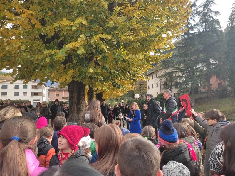 L'evento di sensibilizzazione sulla Giornata internazionale contro la violenza alle donne realizzato dagli alunni delle medie e della primaria dell' ICS Desiderio da Settignano