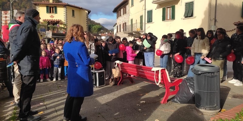 L'evento di sensibilizzazione sulla Giornata internazionale contro la violenza alle donne realizzato dagli alunni delle medie e della primaria dell' ICS Desiderio da Settignano