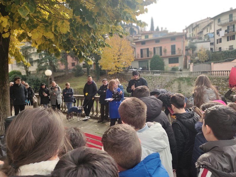 L'evento di sensibilizzazione sulla Giornata internazionale contro la violenza alle donne realizzato dagli alunni delle medie e della primaria dell' ICS Desiderio da Settignano