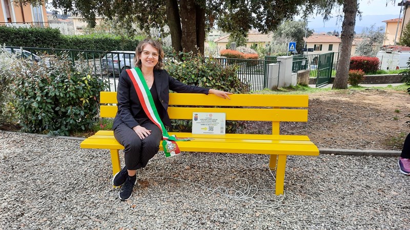 Le foto dei ragazzi della Guerri a Reggello insieme ai presenti all'inaugurazione sabato della panchina gialla per l’endometriosi 