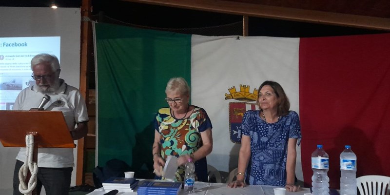 Alessandra e Armanda, nipoti di Armando Gori,  durante la presentazione del libro del loro nonno.  