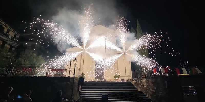 Fuochi pirotecnici sul sagrato della Chiesa