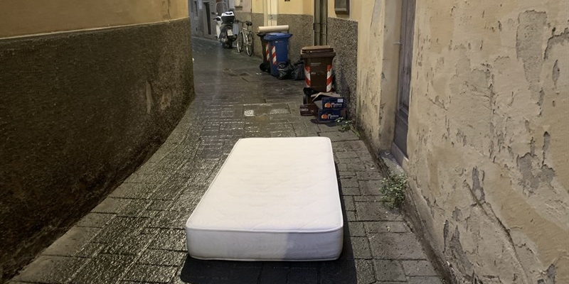 Il materasso abbandonato in Via Pasquino Corso