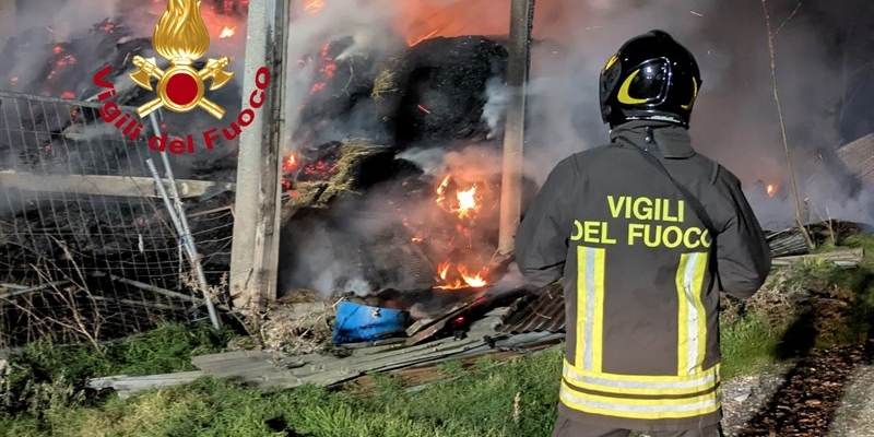 Incendio a Sesto Fiorentino, rotoballe in fiamme in un casale vicino al casello di Firenze Nord - FOTO