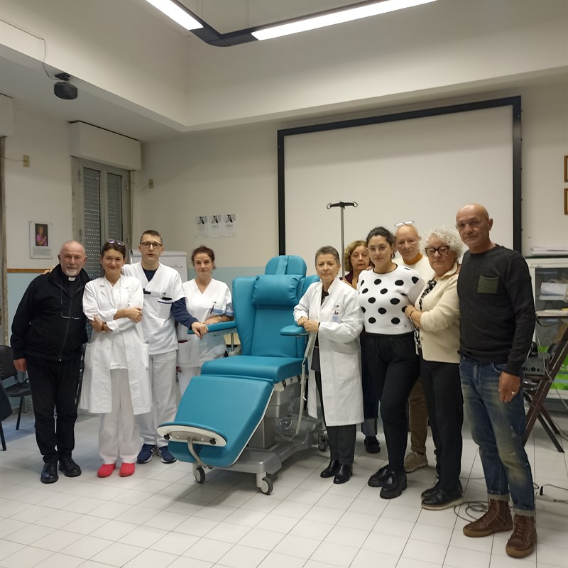 Una poltrona lettino per terapia in memoria di Samuele all’Oncologia dell’ospedale del Mugello