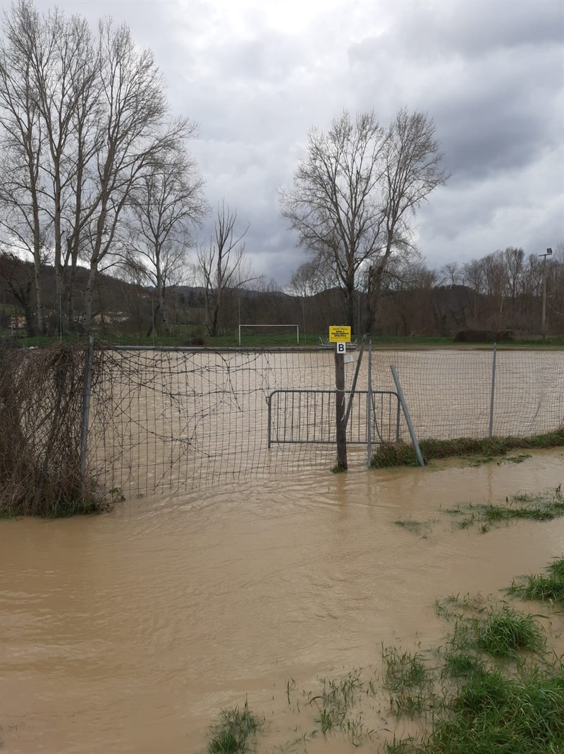 ancora una volta il fiume ricopre il campo sportivo di Sagginale