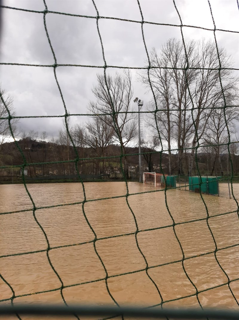 ancora una volta il fiume ricopre il campo sportivo di Sagginale