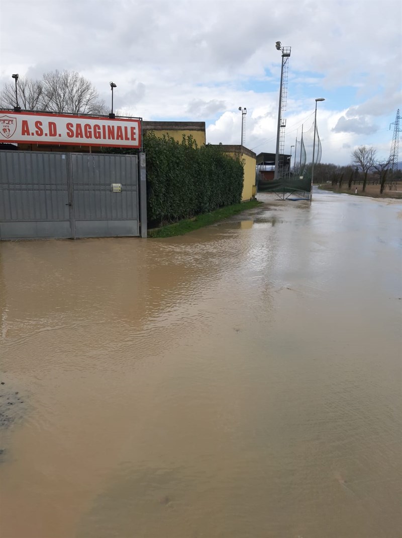 ancora una volta il fiume ricopre il campo sportivo di Sagginale