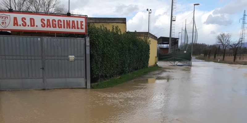 Emergenza maltempo, ancora una volta il fiume ricopre il campo di Sagginale: i volontari si appellano al Comune per trovare un'area diversa per l'impianto sportivo