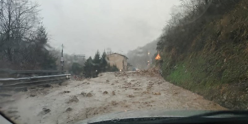 Allerta meteo in Toscana: frana ed esondazione a Fontebuona, strada Bolognese chiusa