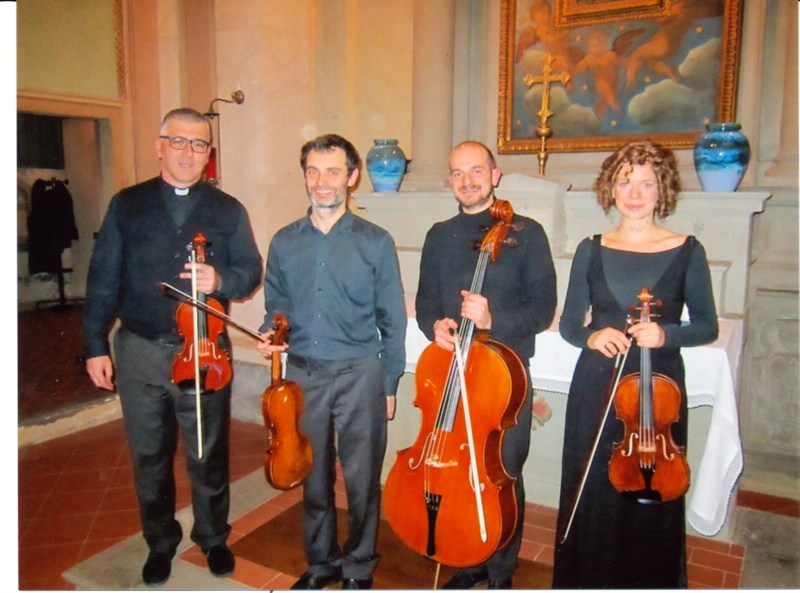 Un concerto degli anni passati; da sinistra don Maurizio Tagliaferri (violino), Stefano Zanobini (viola), Augusto Gasparri (violomcello), Hildegard Kuen (viola)