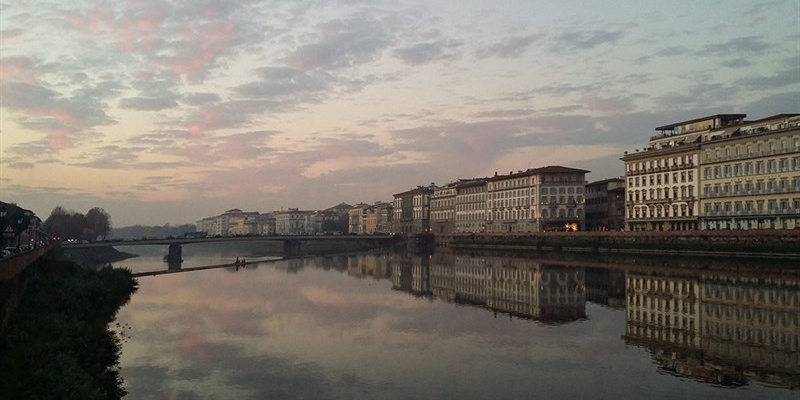 Lungarno del Tempio: la cabina elettrica che lambisce il fiume