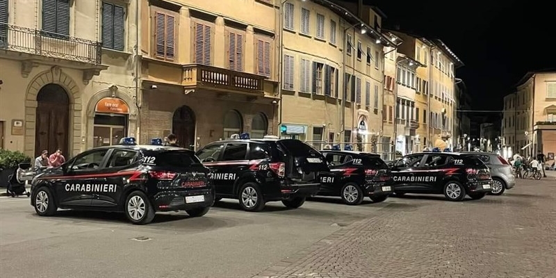 Auto dei Carabinieri in Piazza Ficino a Figline