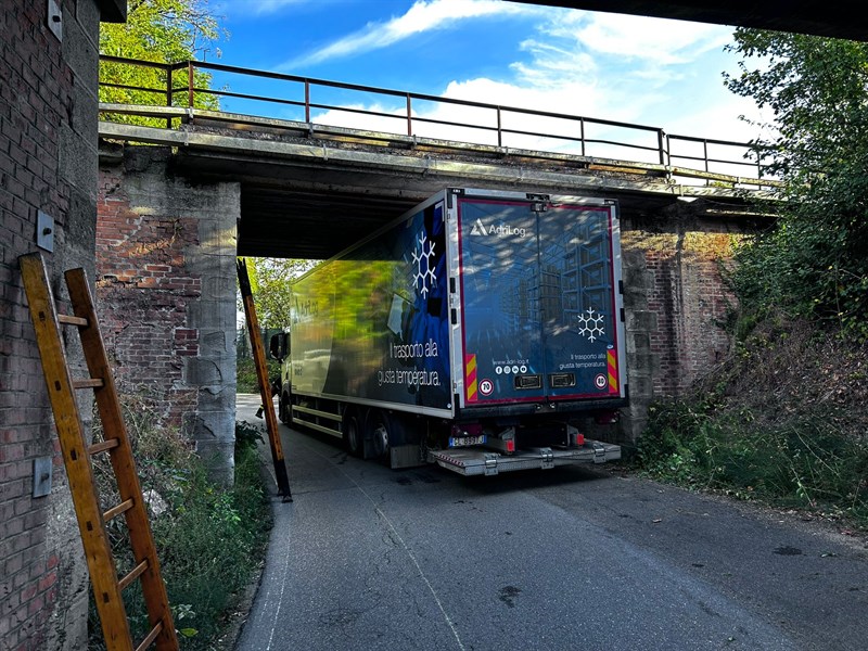 Il camion incastrato