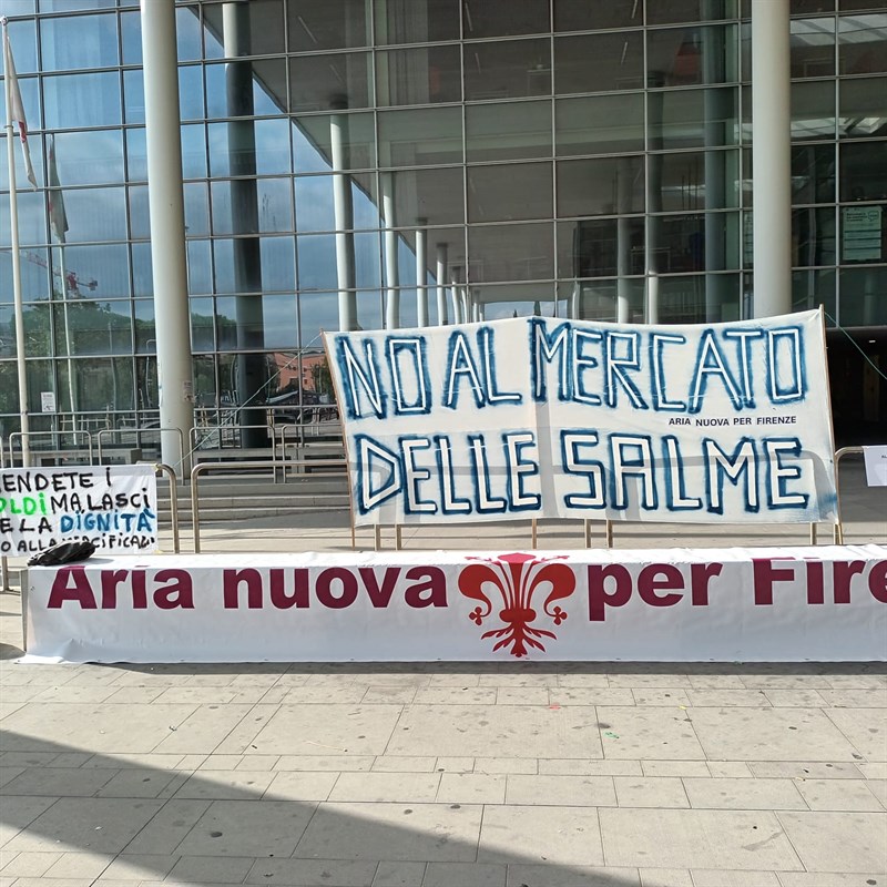 La manifestazione davanti a Careggi