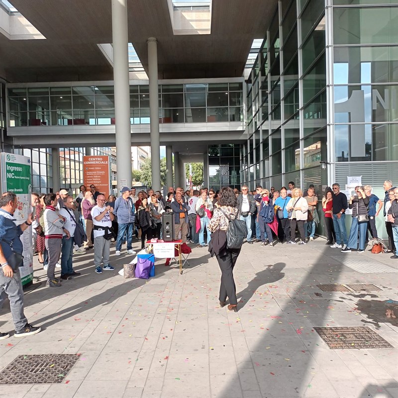 La manifestazione davanti a Careggi