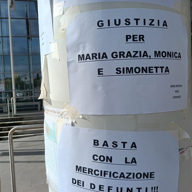 La manifestazione davanti a Careggi