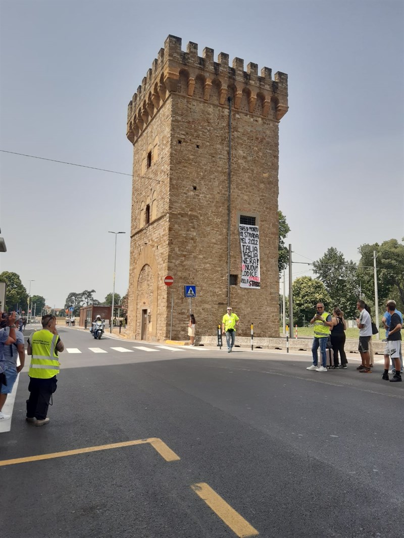 Lo striscione che denuncia la strage sulle strade