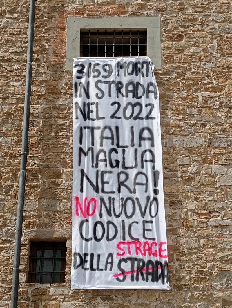 Lo striscione che denuncia la strage sulle strade