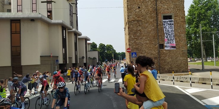 Lo striscione e il passaggio del Tour