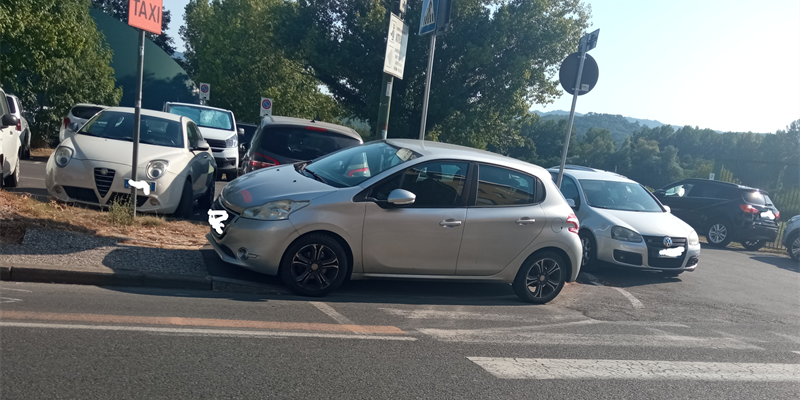 Parcheggio "creativo" a Borgo San Lorenzo: Auto blocca marciapiede e scivolo per disabili