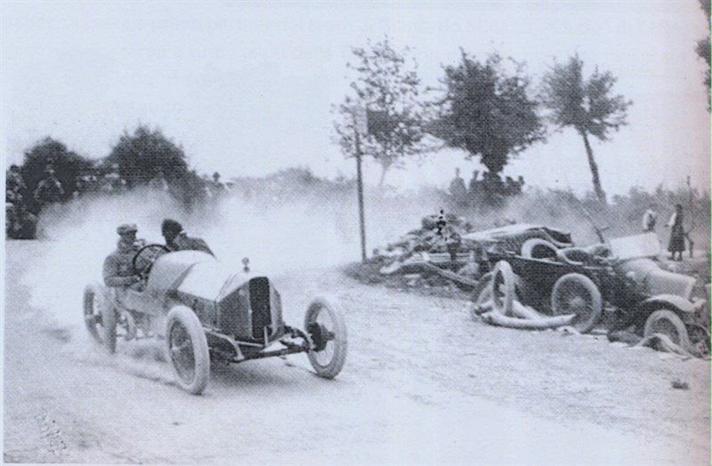 1920 - Una Isotta Fraschini condotta da Enzo Ferrari alla Casetta del Covigliaio.