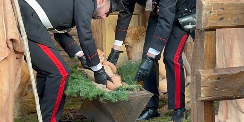 I Carabinieri ricollocano la statua nel Presepe