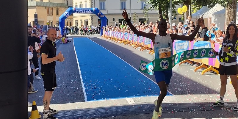 L’atleta ruandese Simukeka  Jean Baptiste taglia il traguardo vincitore