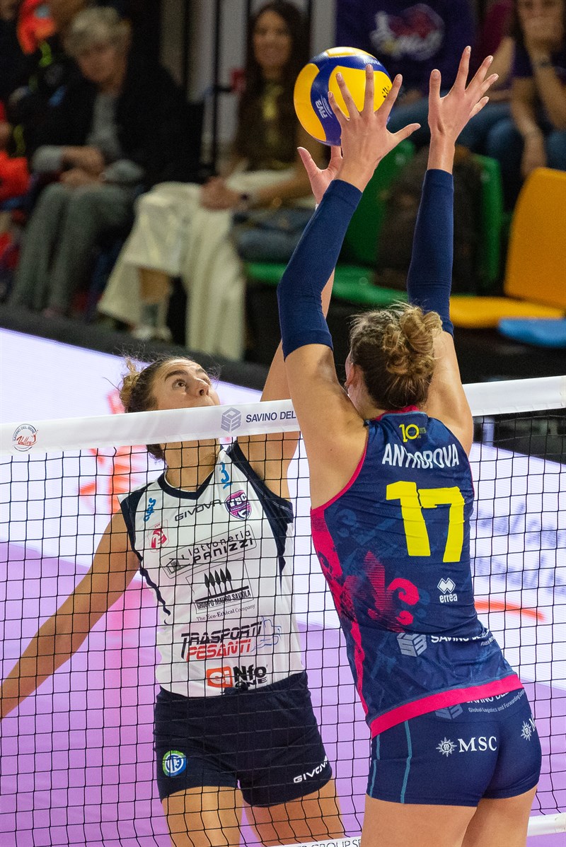 La Savino Del Bene Volley e Trasporti Pesanti Casalmaggiore in una azione di gioco.