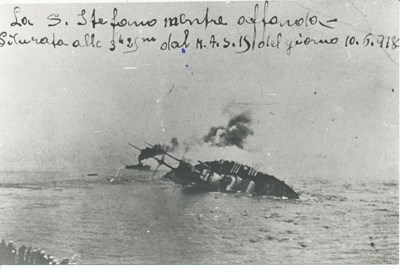 L’immagine dell’affondamento della Santo Stefano ammiraglia della Marina Austriaca.