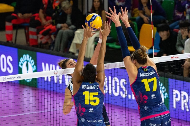 La Savino Del Bene Volley e Trasporti Pesanti Casalmaggiore in una azione di gioco.